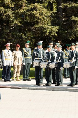 Petropavlovsk 7 Mayıs 2016: Resmi tatil. Defender'ı vatan günün Kazakistan'da 7 Mayıs kutladı. Asker ve askeri. Toplu kutlamalar insanlar.