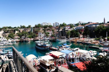 Antalya, Türkiye - 21 Haziran 2017: Bir tatil beldesi Antalya eski liman tekneler vardır.
