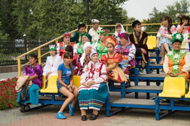 Petropavlovsk, Kazakistan - 28 Temmuz 2016: Festival, 80 yıl Kuzey Kazakistan bölgesi. Kitle kutlama etnik halk, geleneksel kostümleri insanlar sokaklarda Petropavlovsk kutlamak..