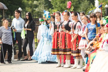 Petropavlovsk, Kazakistan - 28 Temmuz 2016: Festival, 80 yıl Kuzey Kazakistan bölgesi. Kitle kutlama etnik halk, geleneksel kostümleri insanlar sokaklarda Petropavlovsk kutlamak..