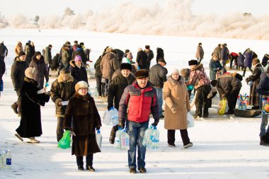 Petropavlovsk, Kazakistan - 19 Ocak 2018: vaftiz. Kışın buz delik insanlar yüzmek.