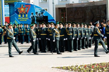 Petropavlovsk 7 Mayıs 2016: Resmi tatil. Defender'ı vatan günün Kazakistan'da 7 Mayıs kutladı. Asker ve askeri. Toplu kutlamalar insanlar.