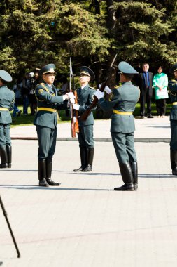 Petropavlovsk 7 Mayıs 2016: Resmi tatil. Defender'ı vatan günün Kazakistan'da 7 Mayıs kutladı. Asker ve askeri. Toplu kutlamalar insanlar.