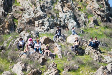 Kazakistan, Çimkent - 9 Nisan 2017. Erkekler kadınlar kadınlar çocuk dağlar bahar. Jöle manzara manzara.