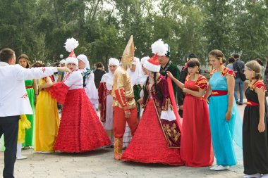 Petropavlovsk, Kazakistan - 28 Temmuz 2016: Festival, 80 yıl Kuzey Kazakistan bölgesi. Kitle kutlama etnik halk, geleneksel kostümleri insanlar sokaklarda Petropavlovsk kutlamak..