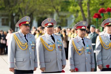 Petropavlovsk 7 Mayıs 2016: Resmi tatil. Defender'ı vatan günün Kazakistan'da 7 Mayıs kutladı. Asker ve askeri. Toplu kutlamalar insanlar.