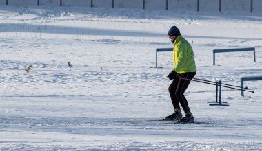 Petropavlovsk, Kazakistan - 23 Aralık 2018: insanlar kayak kar kış. Kazakistan, spor tatil.