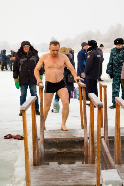 Petropavlovsk, Kazakistan - 19 Ocak 2018: vaftiz. Kışın buz delik insanlar yüzmek.