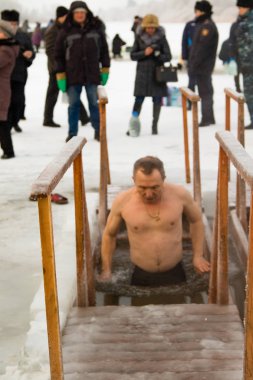 Petropavlovsk, Kazakistan - 19 Ocak 2018: vaftiz. Kışın buz delik insanlar yüzmek.