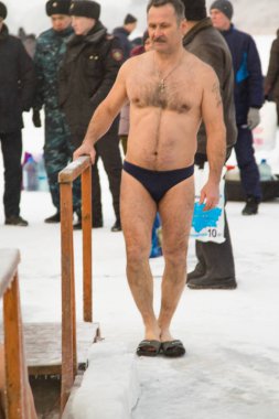 Petropavlovsk, Kazakistan - 19 Ocak 2018: vaftiz. Kışın buz delik insanlar yüzmek.