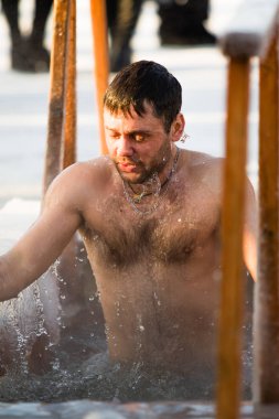 Petropavlovsk, Kazakistan - 19 Ocak 2018: vaftiz. Kışın buz delik insanlar yüzmek.