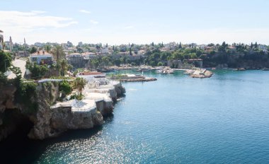 Antalya, Türkiye - 21 Haziran 2017: Bir tatil beldesi Antalya eski liman tekneler vardır.