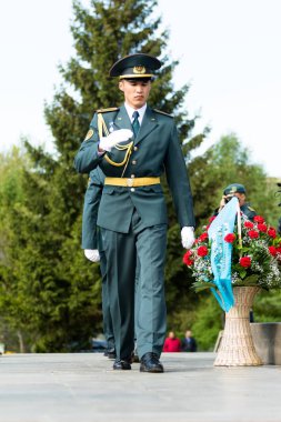 Petropavlovsk 7 Mayıs 2016: Resmi tatil. Defender'ı vatan günün Kazakistan'da 7 Mayıs kutladı. Asker ve askeri. Toplu kutlamalar insanlar.