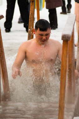 Petropavlovsk, Kazakistan - 19 Ocak 2018: vaftiz. Kışın buz delik insanlar yüzmek.