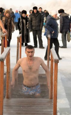 Petropavlovsk, Kazakistan - 19 Ocak 2018: vaftiz. Kışın buz delik insanlar yüzmek.