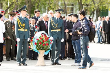 Petropavlovsk 7 Mayıs 2016: Resmi tatil. Defender'ı vatan günün Kazakistan'da 7 Mayıs kutladı. Asker ve askeri. Toplu kutlamalar insanlar.