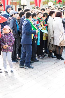 Petropavlovsk 7 Mayıs 2016: Resmi tatil. Defender'ı vatan günün Kazakistan'da 7 Mayıs kutladı. Asker ve askeri. Toplu kutlamalar insanlar.