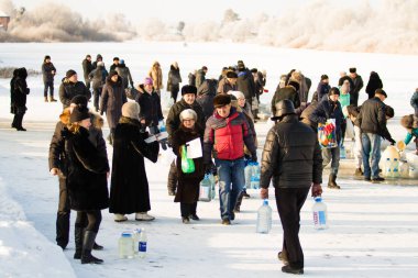 Petropavlovsk, Kazakistan - 19 Ocak 2018: vaftiz. Kışın buz delik insanlar yüzmek.