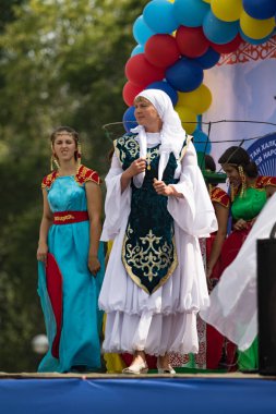 Petropavlovsk, Kazakistan - 28 Temmuz 2016: Festival, 80 yıl Kuzey Kazakistan bölgesi. Kitle kutlama etnik halk, geleneksel kostümleri insanlar sokaklarda Petropavlovsk kutlamak..