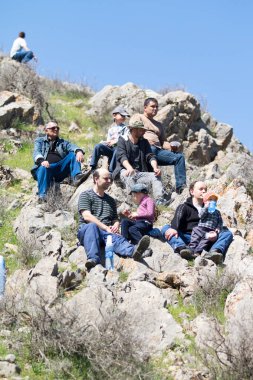 Kazakistan, Çimkent - 9 Nisan 2017. Erkekler kadınlar kadınlar çocuk dağlar bahar. Jöle manzara manzara.