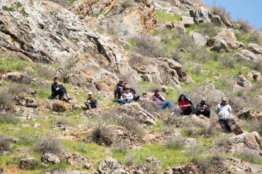 Kazakistan, Çimkent - 9 Nisan 2017. Erkekler kadınlar kadınlar çocuk dağlar bahar. Jöle manzara manzara.