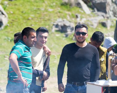 Kazakistan, Çimkent - 9 Nisan 2017. Erkekler kadınlar kadınlar çocuk dağlar bahar. Jöle manzara manzara.