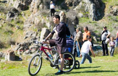 Kazakistan, Çimkent - 9 Nisan 2017. Erkekler kadınlar kadınlar çocuk dağlar bahar. Jöle manzara manzara.