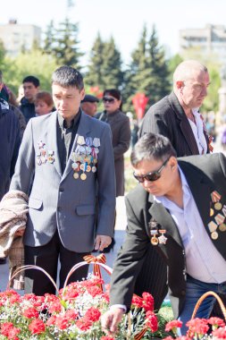 Petropavlovsk, Kazakistan - 9 Mayıs 2016: 9 Mayıs 2016 Petropavlovsk, Kazakistan'daki zafer günü. Ölü savaş anısına. Üyeler mutlu.