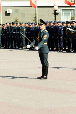 Petropavlovsk 7 Mayıs 2016: Resmi tatil. Defender'ı vatan günün Kazakistan'da 7 Mayıs kutladı. Asker ve askeri. Toplu kutlamalar insanlar.