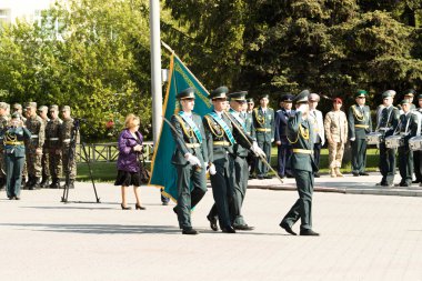 Petropavlovsk 7 Mayıs 2016: Resmi tatil. Defender'ı vatan günün Kazakistan'da 7 Mayıs kutladı. Asker ve askeri. Toplu kutlamalar insanlar.