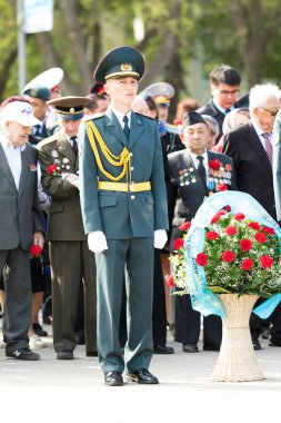 Petropavlovsk 7 Mayıs 2016: Resmi tatil. Defender'ı vatan günün Kazakistan'da 7 Mayıs kutladı. Asker ve askeri. Toplu kutlamalar insanlar.