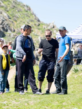 Kazakistan, Çimkent - 9 Nisan 2017. Erkekler kadınlar kadınlar çocuk dağlar bahar. Jöle manzara manzara.
