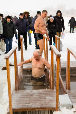 Petropavlovsk, Kazakistan - 19 Ocak 2018: vaftiz. Kışın buz delik insanlar yüzmek.