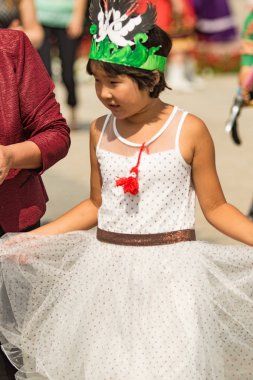 Petropavlovsk, Kazakistan - 28 Temmuz 2016: Festival, 80 yıl Kuzey Kazakistan bölgesi. Kitle kutlama etnik halk, geleneksel kostümleri insanlar sokaklarda Petropavlovsk kutlamak..