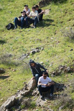 Kazakistan, Çimkent - 9 Nisan 2017. Erkekler kadınlar kadınlar çocuk dağlar bahar. Jöle manzara manzara.