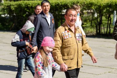 Petropavlovsk, Kazakistan - 9 Mayıs 2016: 9 Mayıs 2016 Petropavlovsk, Kazakistan'daki zafer günü. Ölü savaş anısına. Üyeler mutlu.