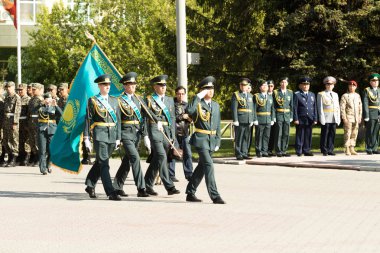 Petropavlovsk 7 Mayıs 2016: Resmi tatil. Defender'ı vatan günün Kazakistan'da 7 Mayıs kutladı. Asker ve askeri. Toplu kutlamalar insanlar.