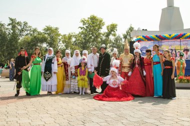 Petropavlovsk, Kazakistan - 28 Temmuz 2016: Festival, 80 yıl Kuzey Kazakistan bölgesi. Kitle kutlama etnik halk, geleneksel kostümleri insanlar sokaklarda Petropavlovsk kutlamak..
