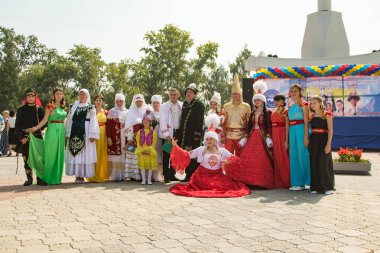 Petropavlovsk, Kazakistan - 28 Temmuz 2016: Festival, 80 yıl Kuzey Kazakistan bölgesi. Kitle kutlama etnik halk, geleneksel kostümleri insanlar sokaklarda Petropavlovsk kutlamak..