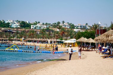 Mısır, Sharm El Sheikh -20 Temmuz 2018: plaj tatil, Bay Na'ama Bai, kumlu plaj denizin insanlar ölüyor. Red Sea'deki/daki Sina Yarımadası.