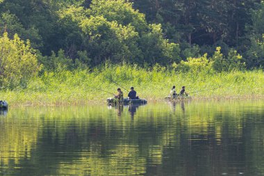Petropavlovsk, Kazakistan - 28 Temmuz 2018: İnsanlar göl kenarında lastik gemilerde balıkçılar, balık. Lake Pestroe, Petropavlovsk, Kazakistan.