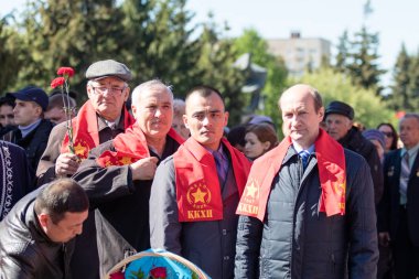 Petropavlovsk, Kazakistan - 9 Mayıs 2016: 9 Mayıs 2016 Petropavlovsk, Kazakistan'daki zafer günü. Ölü savaş anısına. Üyeler mutlu.