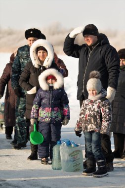Petropavlovsk, Kazakistan - 19 Ocak 2018: vaftiz. Kışın buz delik insanlar yüzmek.