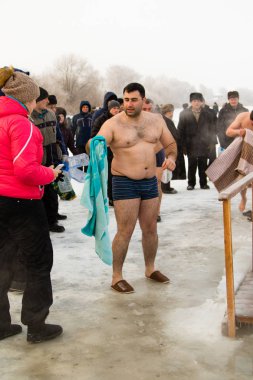 Petropavlovsk, Kazakistan - 19 Ocak 2018: vaftiz. Kışın buz delik insanlar yüzmek.