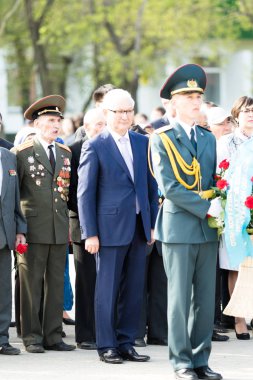 Petropavlovsk 7 Mayıs 2016: Resmi tatil. Defender'ı vatan günün Kazakistan'da 7 Mayıs kutladı. Asker ve askeri. Toplu kutlamalar insanlar.