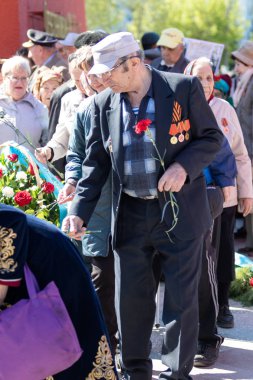Petropavlovsk, Kazakistan - 9 Mayıs 2016: 9 Mayıs 2016 Petropavlovsk, Kazakistan'daki zafer günü. Ölü savaş anısına. Üyeler mutlu.