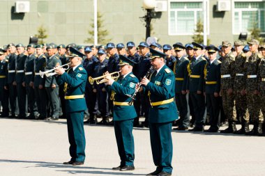 Petropavlovsk 7 Mayıs 2016: Resmi tatil. Defender'ı vatan günün Kazakistan'da 7 Mayıs kutladı. Asker ve askeri. Toplu kutlamalar insanlar.