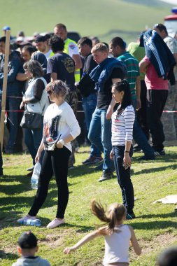 Kazakistan, Çimkent - 9 Nisan 2017. Erkekler kadınlar kadınlar çocuk dağlar bahar. Jöle manzara manzara.