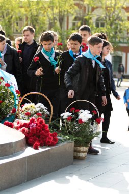 Petropavlovsk 7 Mayıs 2016: Resmi tatil. Defender'ı vatan günün Kazakistan'da 7 Mayıs kutladı. Asker ve askeri. Toplu kutlamalar insanlar.