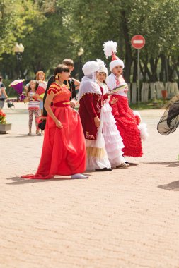 Petropavlovsk, Kazakistan - 28 Temmuz 2016: Festival, 80 yıl Kuzey Kazakistan bölgesi. Kitle kutlama etnik halk, geleneksel kostümleri insanlar sokaklarda Petropavlovsk kutlamak..